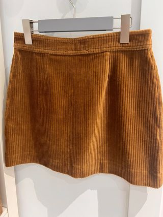 Falda de pana marrón con botones