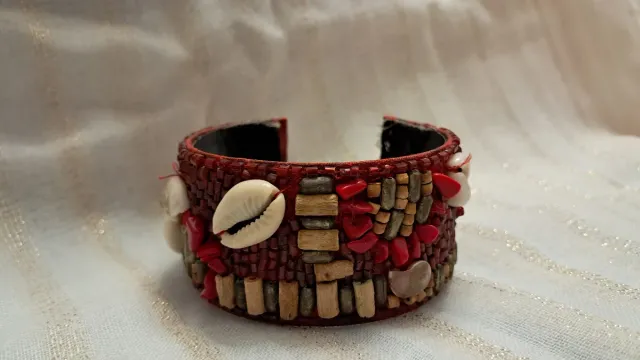 Brazalete abierto conchas y cuentas