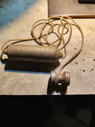 Plomada de albañil con cuerda