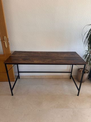 Mesa de escritorio moderna marrón.
