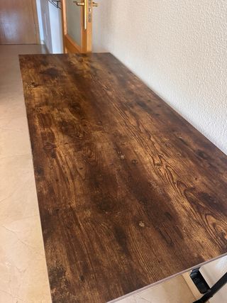 Mesa de escritorio moderna marrón.