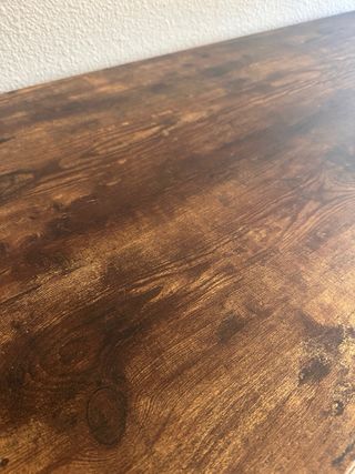 Mesa de escritorio moderna marrón.