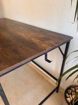 Mesa de escritorio moderna marrón.