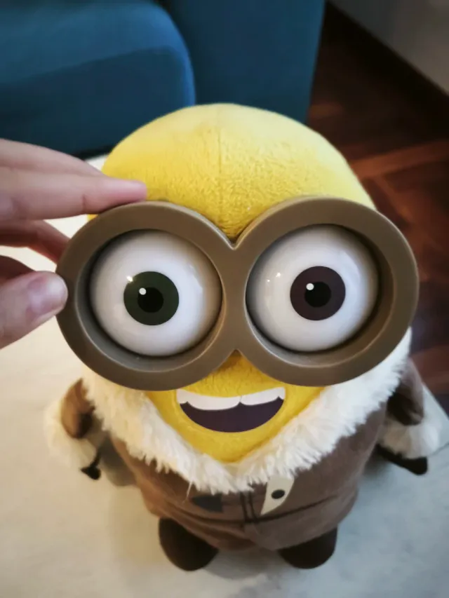 Peluche Minion con Gafas y Abrigo