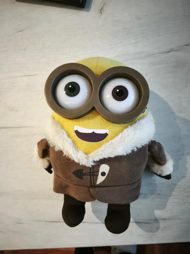 Peluche Minion con Gafas y Abrigo