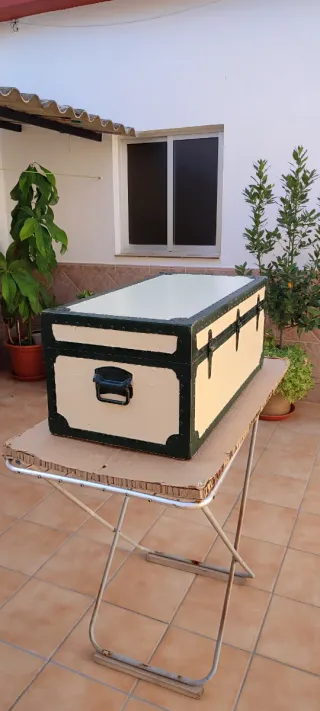 Baúl antiguo madera y metal