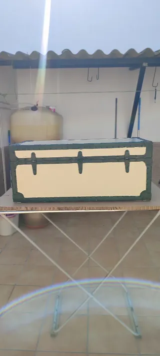 Baúl antiguo madera y metal