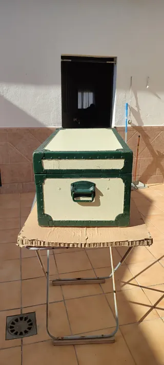 Baúl antiguo madera y metal