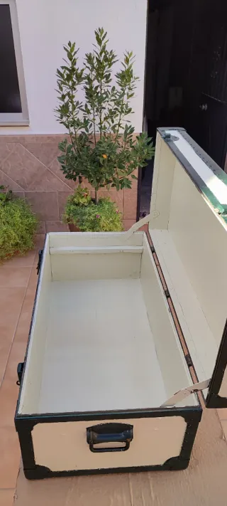 Baúl antiguo madera y metal