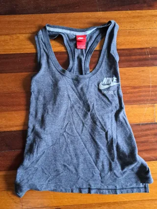 Camiseta Nike gris deportiva
