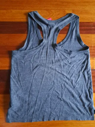 Camiseta Nike gris deportiva