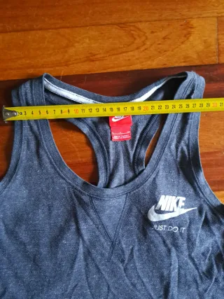 Camiseta Nike gris deportiva