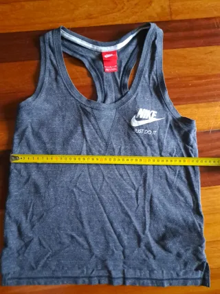 Camiseta Nike gris deportiva