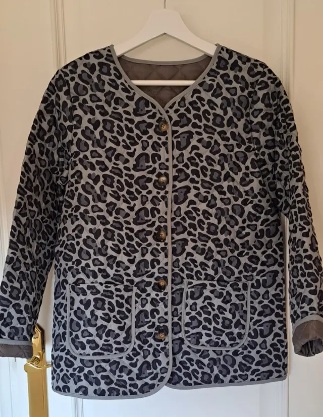 Chaqueta animal print gris