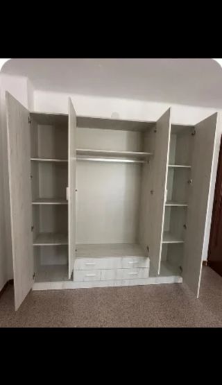 Armario de madera beige y blanco