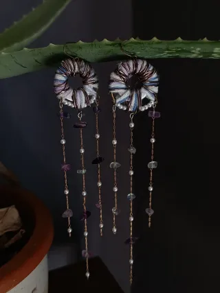 Pendientes hechos a mano lana y metal