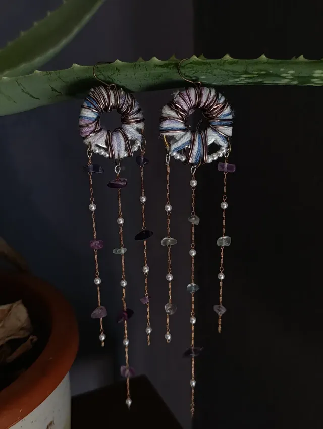 Pendientes hechos a mano lana y metal