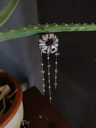 Pendientes hechos a mano lana y metal