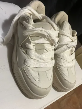 Zapatillas Beige y Blancas