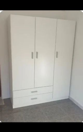 Armario blanco de madera