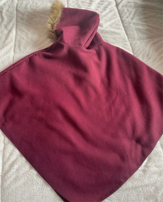 Mantella bordeaux con cappuccio e pompon