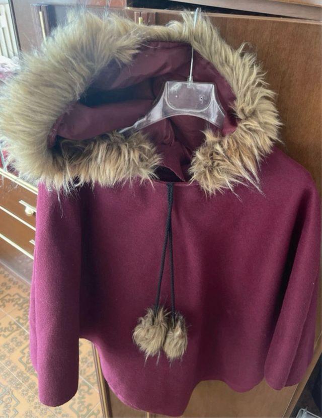 Mantella bordeaux con cappuccio e pompon