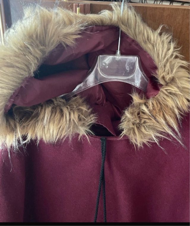 Mantella bordeaux con cappuccio e pompon