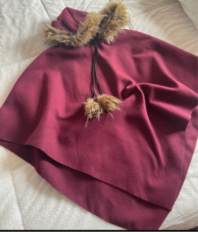Mantella bordeaux con cappuccio e pompon