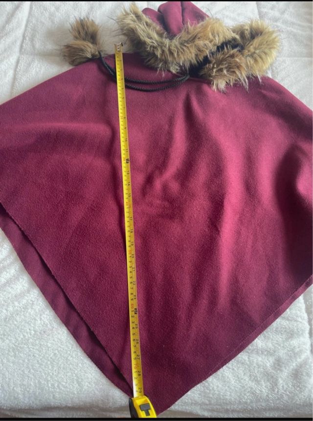 Mantella bordeaux con cappuccio e pompon