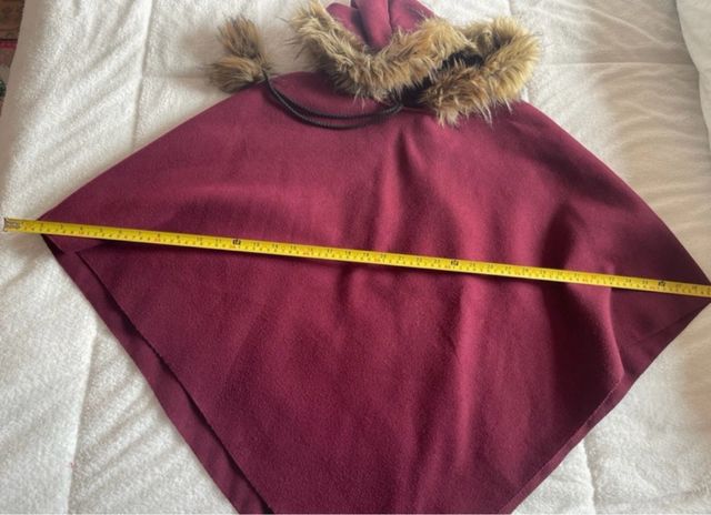 Mantella bordeaux con cappuccio e pompon