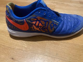 Zapatillas Futsal Nike Azules y Naranjas