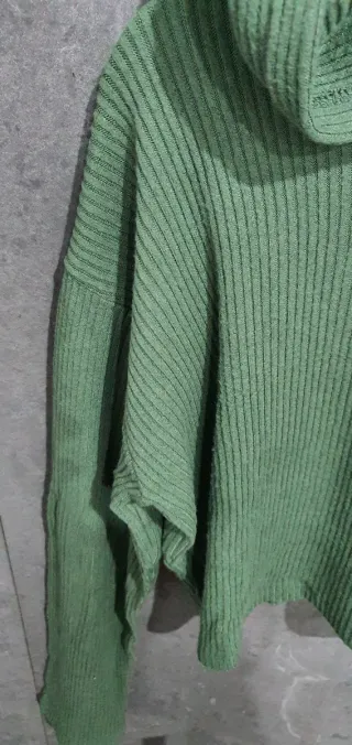 Jersey Pull&Bear con capucha verde canalé talla XS