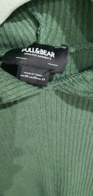 Jersey Pull&Bear con capucha verde canalé talla XS