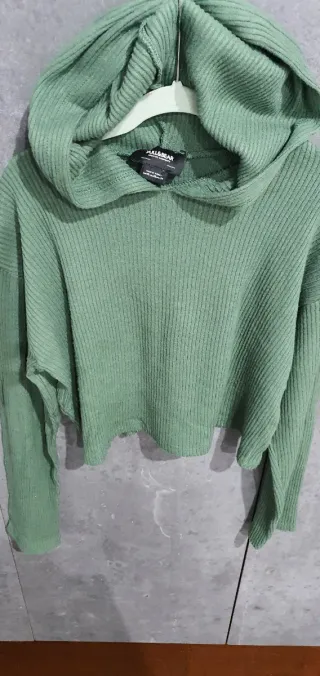 Jersey Pull&Bear con capucha verde canalé talla XS