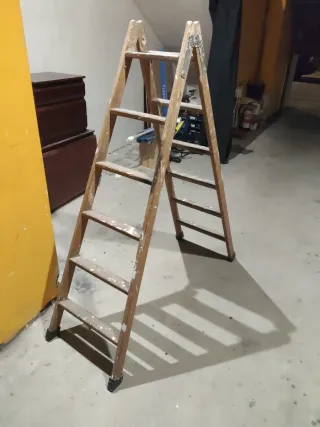 Escalera de madera plegable