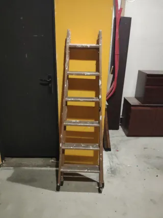 Escalera de madera plegable