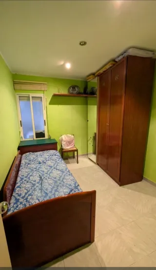 Cama individual y armario de madera