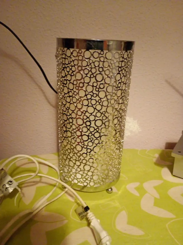 Lámpara de mesita de noche plateada