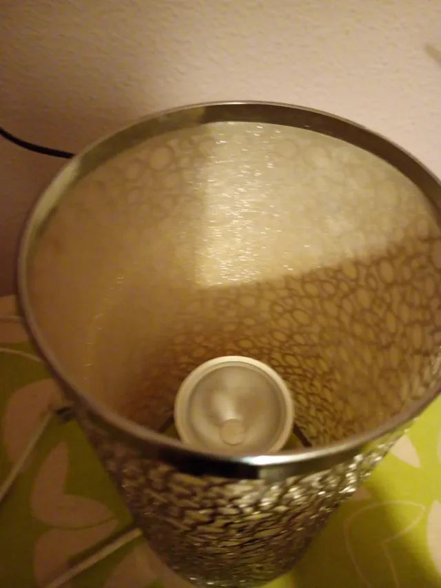 Lámpara de mesita de noche plateada