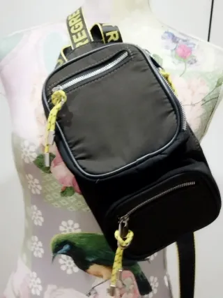 Bolso riñonera Zara .