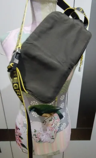 Bolso riñonera Zara .