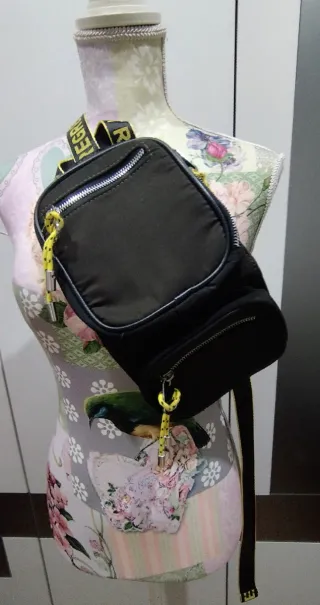 Bolso riñonera Zara .