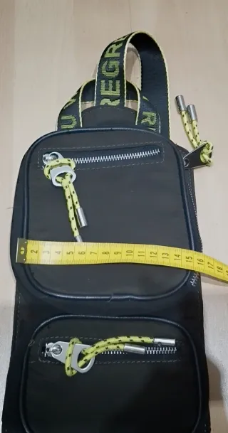 Bolso riñonera Zara .