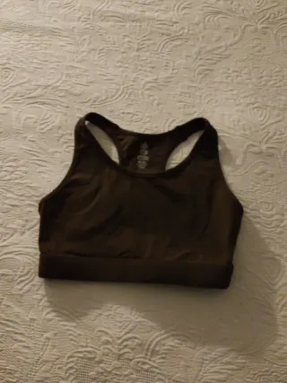 Top deportivo marrón