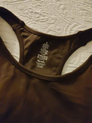 Top deportivo marrón