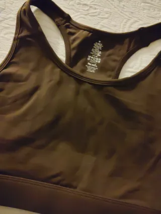 Top deportivo marrón