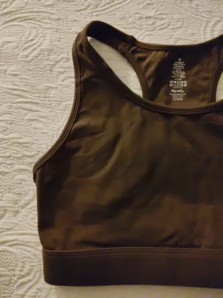 Top deportivo marrón