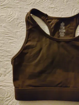 Top deportivo marrón