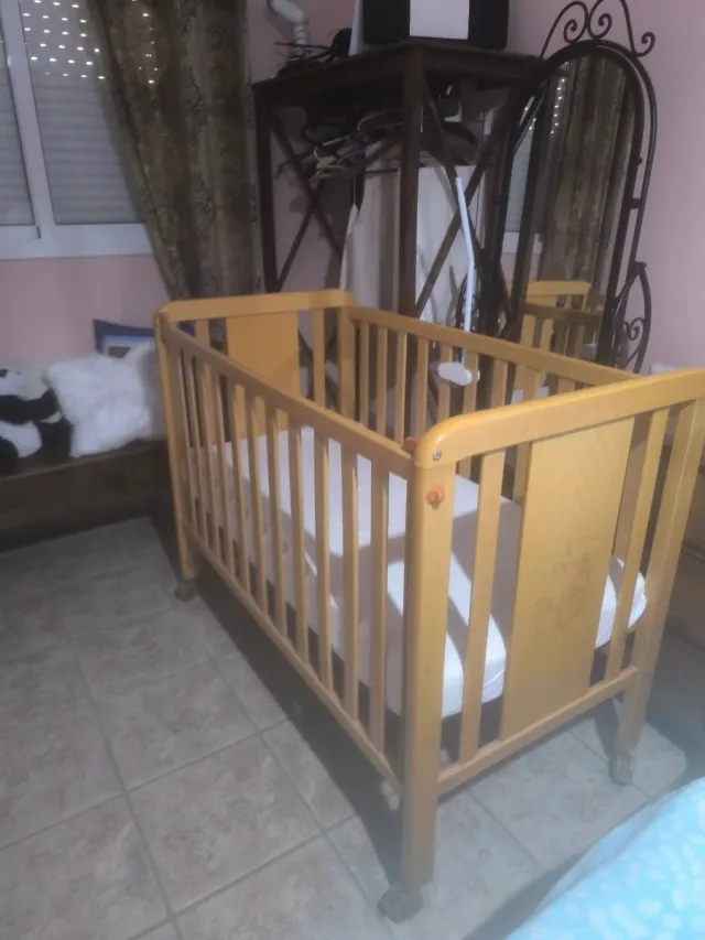 Cuna de madera para bebé