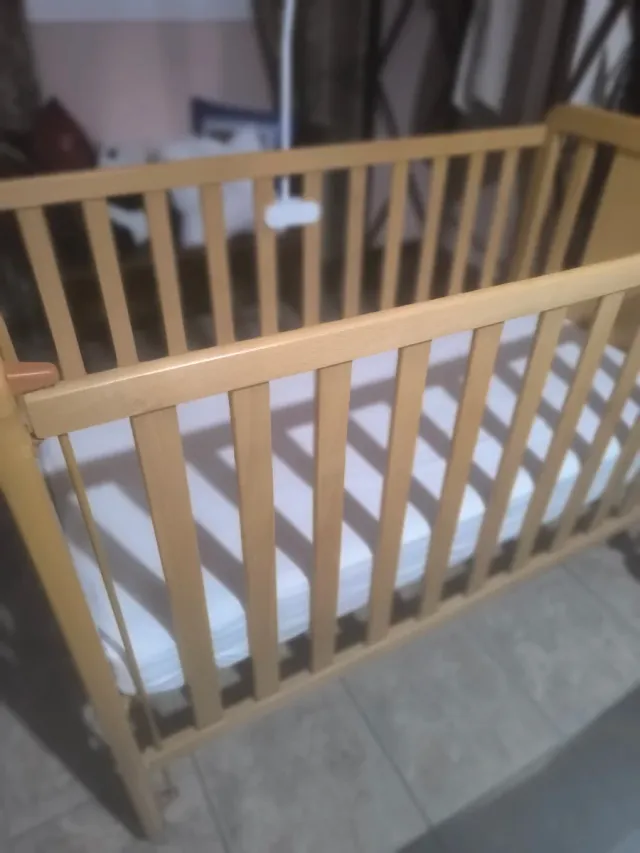 Cuna de madera para bebé